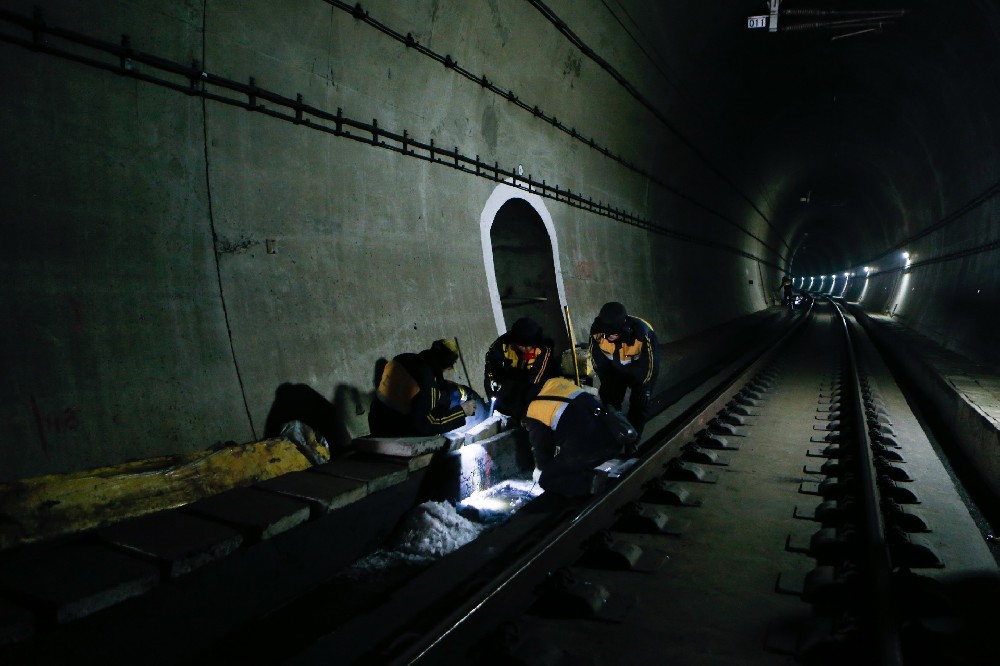 红山街道铁路运营隧道病害现状